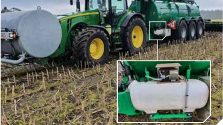 Instinct-pumpen er her optimalt monteret på et beslag på rammen under gylletanken. Landmanden har valgt at sætte en hætte hen over pumpen, for at undgå tilsmudsning af mudder. Pumpen betjenes fra førersædet med en bluetooth-styret mobilenhed.