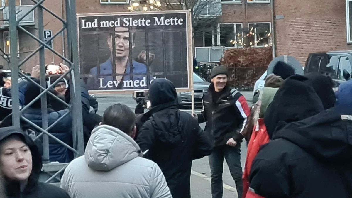 Regeringens redegørelse om minksagen er blevet kritiseret for ikke at være retvisende. Her ses en demonstration i anledning af statsminister Mette Frederiksens afhøring i Minkkommissionen i december måned. 