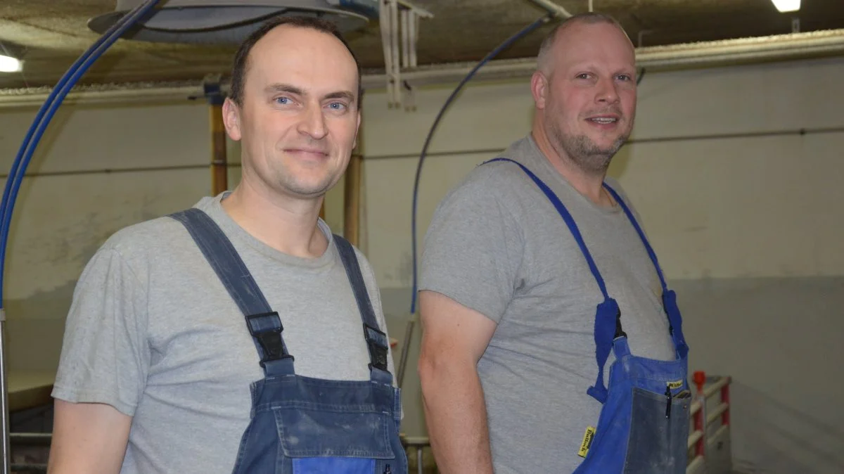 Carsten Brædder og Lars Østerholm har kendt hinanden fra de gik på Næsgaard Landbrugsskole, og er siden blevet familiemedlemmer og samarbejdspartnere om produktionen på Henrikshøj.