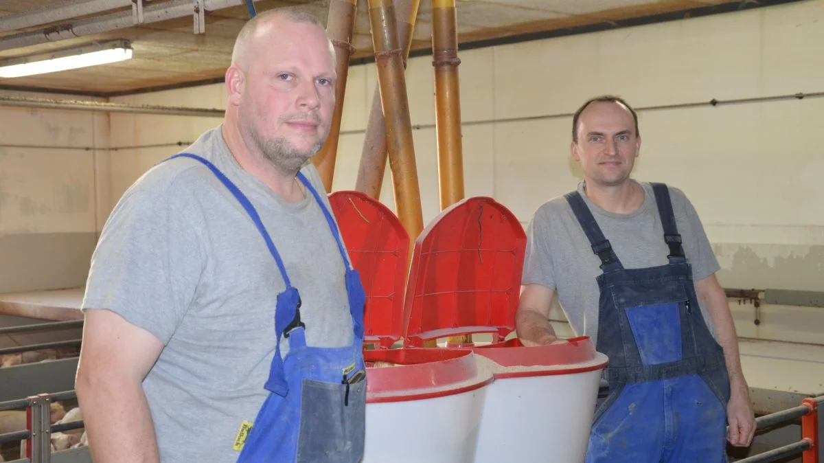 De to svineproducenter forstår ikke, hvorfor der ikke er flere der eksperimenterer, nu hvor grisene ikke koster noget. - Vi kan da lige så godt komme i gang. Det er jo lige om lidt, at det er slut, og man skubber jo bare udfordringerne, lyder det fra Lars Østerholm (th).

