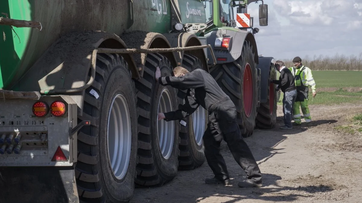 I forsøget blev en traktor og en gyllevogn testet med to dækmonteringer med konventionelle dæk og VF-dæk fra Alliance. De konventionelle dæk kørte med et tryk på mellem 2,2 og 3 bar, mens VF-dækkenes tryk lå på 1 bar.