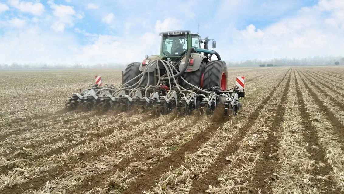 Stripcat 2 fra den franske producent Sly er designet til strip-till dyrkning med stor rækkeafstand. Den spænder fra 45 til 80 centimeter mellem rækkerne, så de klassiske danske rækkeafstande for roer, spinat, raps, majs og andet på 50 og 75 centimeter ligger pænt inden for spændet. 