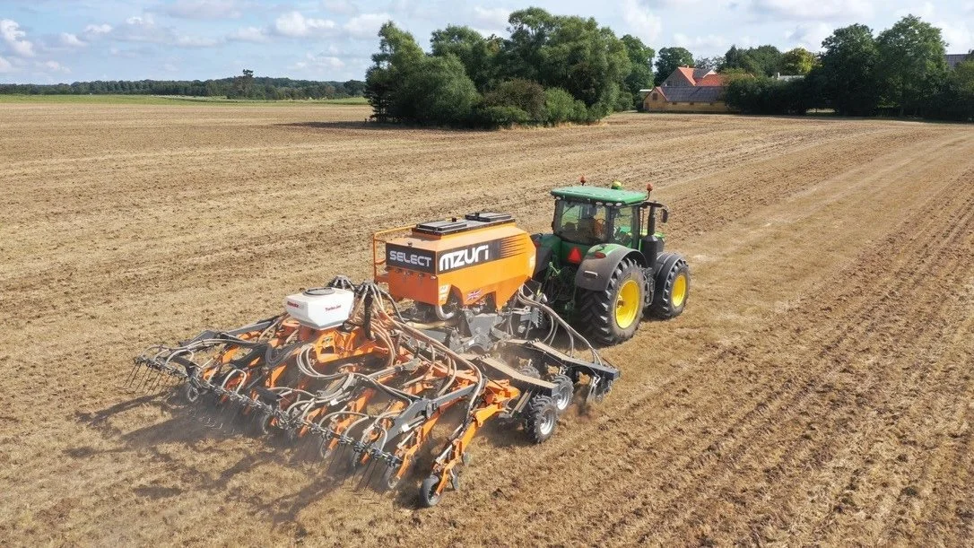 FMR Maskiner har haft Mzuri-maskiner i sortimentet i nogle år. Maskinerne fra den britiske producent er optimeret til strip-till, er enkel og fleksibel, og kan arbejde under næsten alle vejr- og vindforhold.