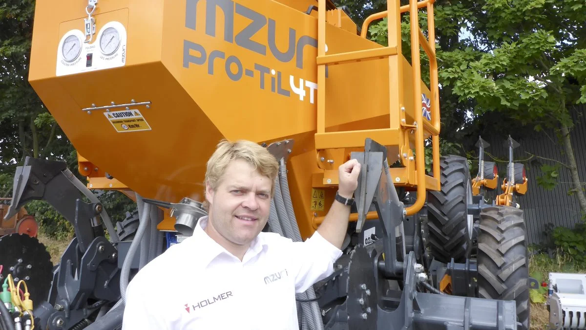 - Der sker jo en forsimpling i hele arbejdsprocessen, og det er en kæmpe gevinst, fortæller Anders Højte om den væsentligste fordel, som hans kunder, der sværger til strip-till og no-till maskiner, har oplevet. 