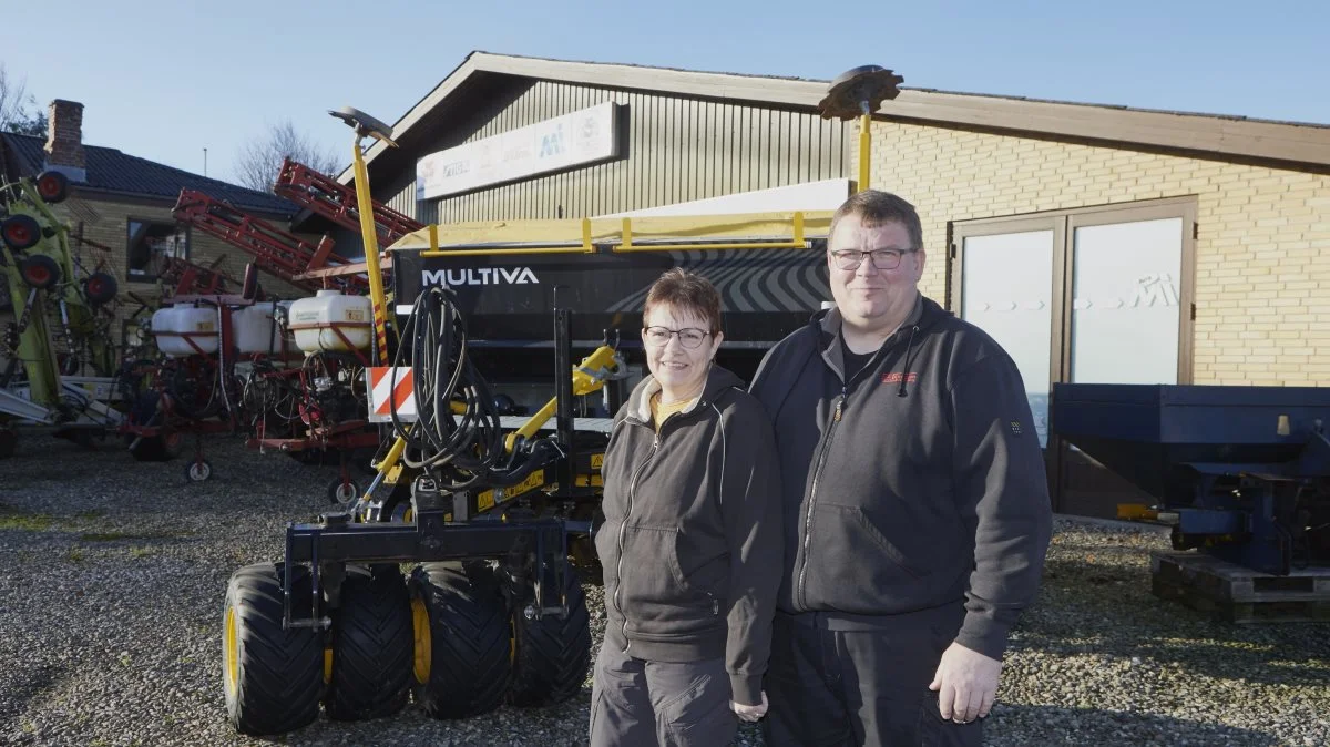 Siden 2003 har anden generation, Per Knudsen sammen med hustruen Anna-Birthe, stået i spidsen for Axel Knudsen Maskinforretning i Kauslunde. Parret ses her i vintersolen foran en direkte såmaskine fra finske Multiva, som er blandt den vestfynske maskinforretnings agenturer. Foto: Erik Hansen