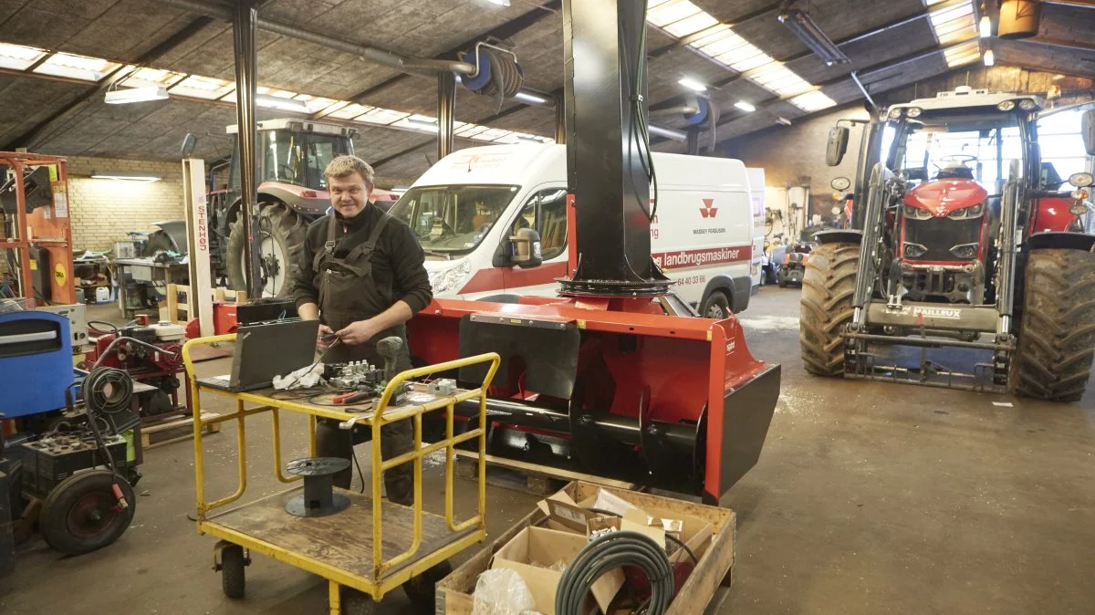 På værkstedet er montør Henrik Lægsgaard sammen med seks øvrige medarbejdere beskæftiget med service og reparation af både landbrugsmaskiner og have/park-maskiner.
