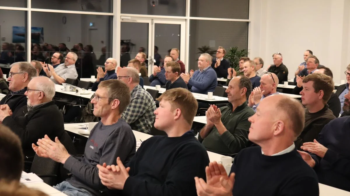 Der var flere grunde til at klappe på DSV Frøs avlermøde i Middelfart for nylig. Her klappes af årets frøavler i det vestlige Danmark: Jens Toksvig Bjerre, Vinderup. Fotos: Jørgen P. Jensen