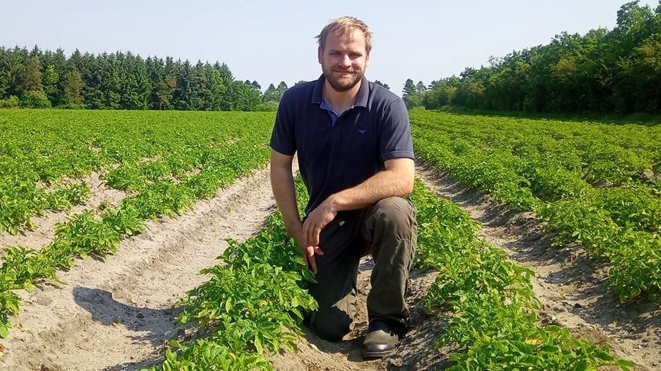 Den 28-årige svineproducent Niels Nørgaard mener, at de danske andelsselskaber bør gøre mere for at hjælpe nye landmænd på vej i deres generationsskifte. Foto: Privat