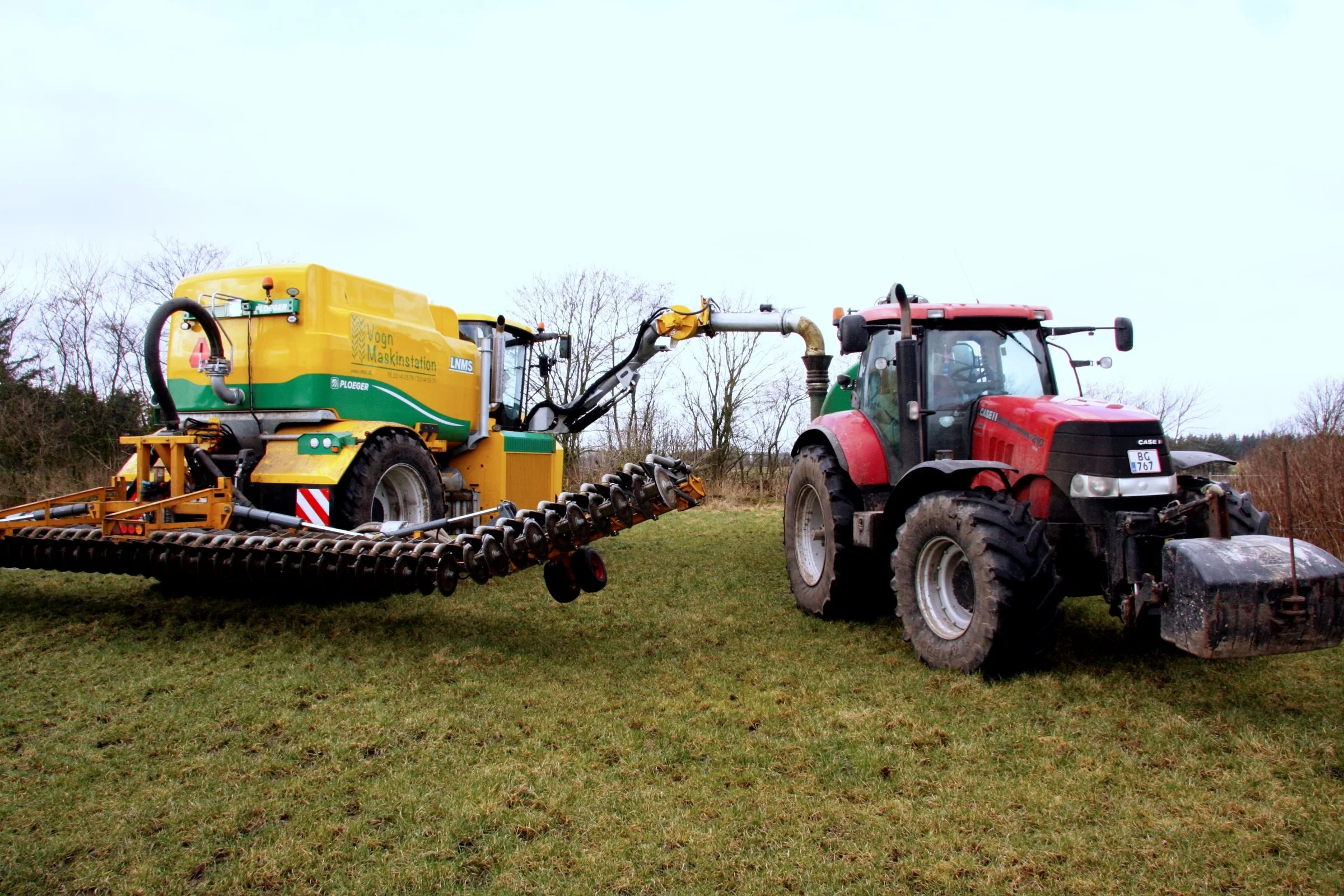 Ved at levere gylle til den trehjulede Ploeger med to transportvogne med SIWI-hitch og 32 kubikmeter tank holder Vogn Maskinstation kapaciteten oppe. Arkivfoto