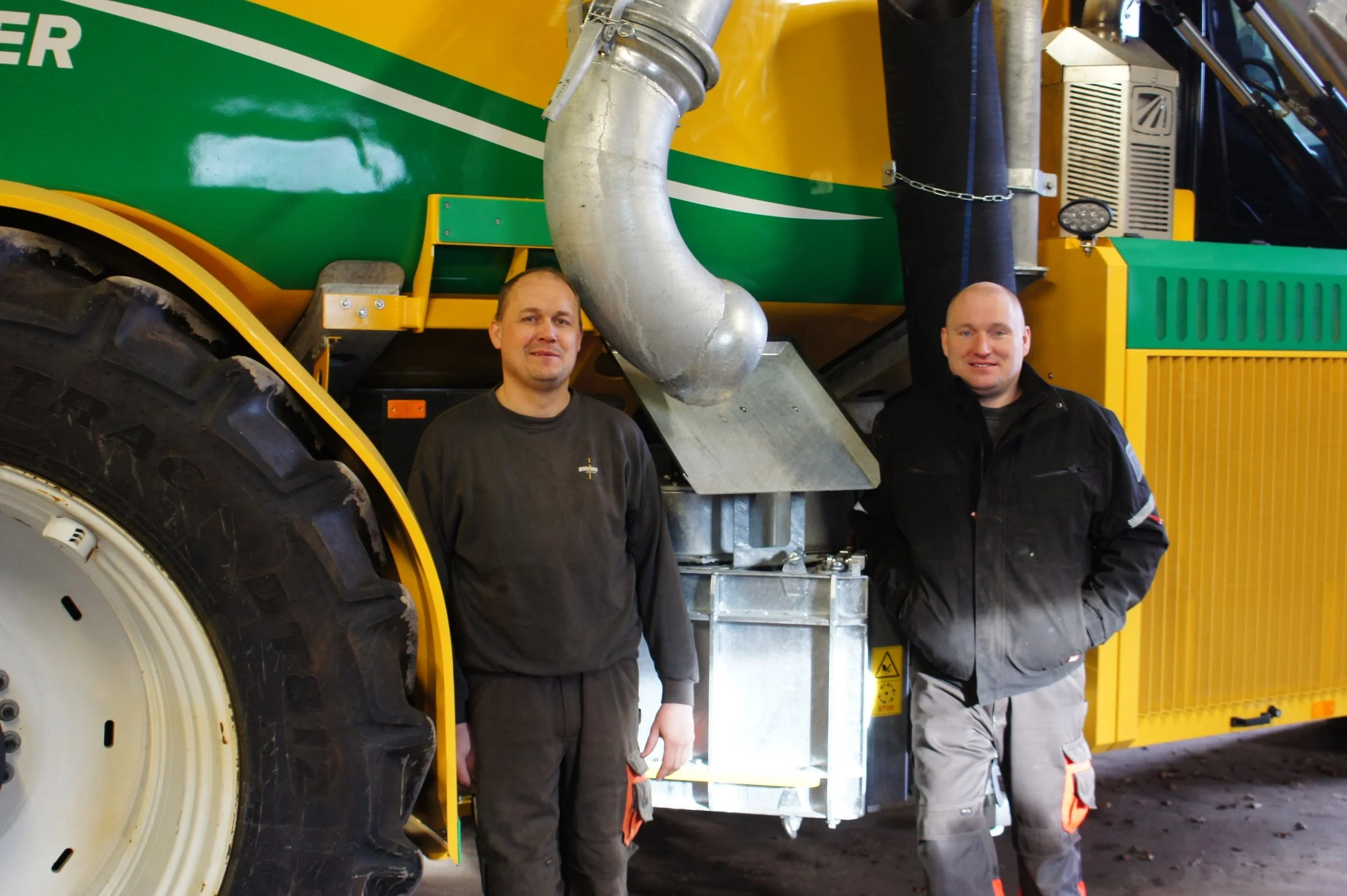 Brødrene Ulrik (tv.) og Martin Jakobsen driver sammen Vogn Maskinstation, som dækker den nordligste del af Vendsyssel fra Løkken på vestkysten til Frederikshavn på østkysten. Foto: Kasper Stougård 