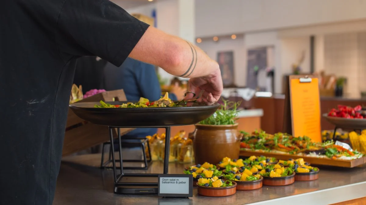 Med digitale vægte fra FoodOp kan kantiner og cateringvirksomheder måle det præcise forbrug af maden. Fotos: FoodOp