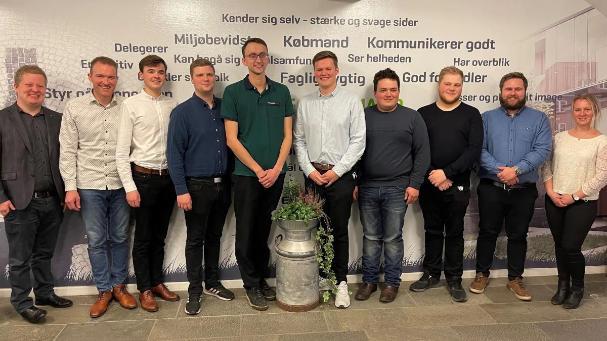  De elleve nyuddannede agrarøkonomer fra Asmildkloster Landbrugsskole er: Rikke Vemmelund Hedegaard, Haunstrup, Martin Sigvard Døssing, Hinge, Anders Schmidt Winther, Bruunshåb, Michael Bloch Johansen, Tørring, Joachim Hvid, Nr. Rind, Mads Dalgas Christensen, Knudby, Erik Bloch Johansen, Hygum, Niels Jørgen Lundgaard, Bjerringbro, Kris Kristoffersen, Voer, Kristian Corlett Bjerregaard, Stauning, og Niels Hvid Greve, Ørsted på Djursland.