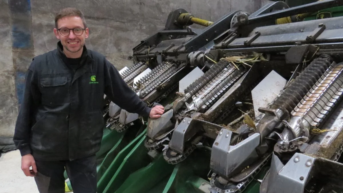 Kernemajsen på »Vonsmose« høstes med en John Deere 690i mejetærsker udstyret med et 8-rækket majsbord. Ifølge driftsleder i marken, Hans Jacob Thaysen, går der godt og vel en dags tid med at skifte til majsbord og skifte diverse solde og andre komponenter inde i mejetærskeren. Foto: Erik Kjærgaard Christensen 