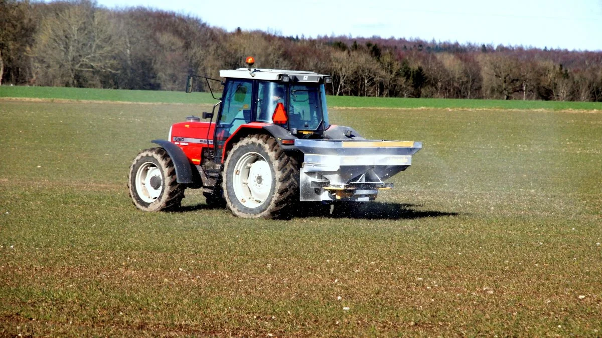 Prisen på urea på engrosmarkedet er faldet, men det tager tid, før det slår igennem helt ud i detailleddet, vurderer AgroMarkets i en ny analyse. 

