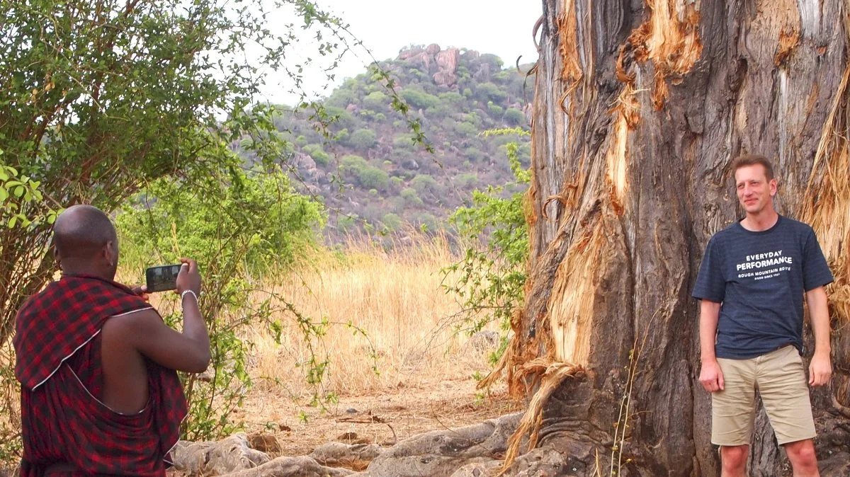 Uffe Wiborg er til daglig svineproducent, men svin er der ikke mange af i Tanzania. Til gengæld er der elefanter, som har været hårde ved barken på dette baobab-træ. Fotos: Per Østergaard

