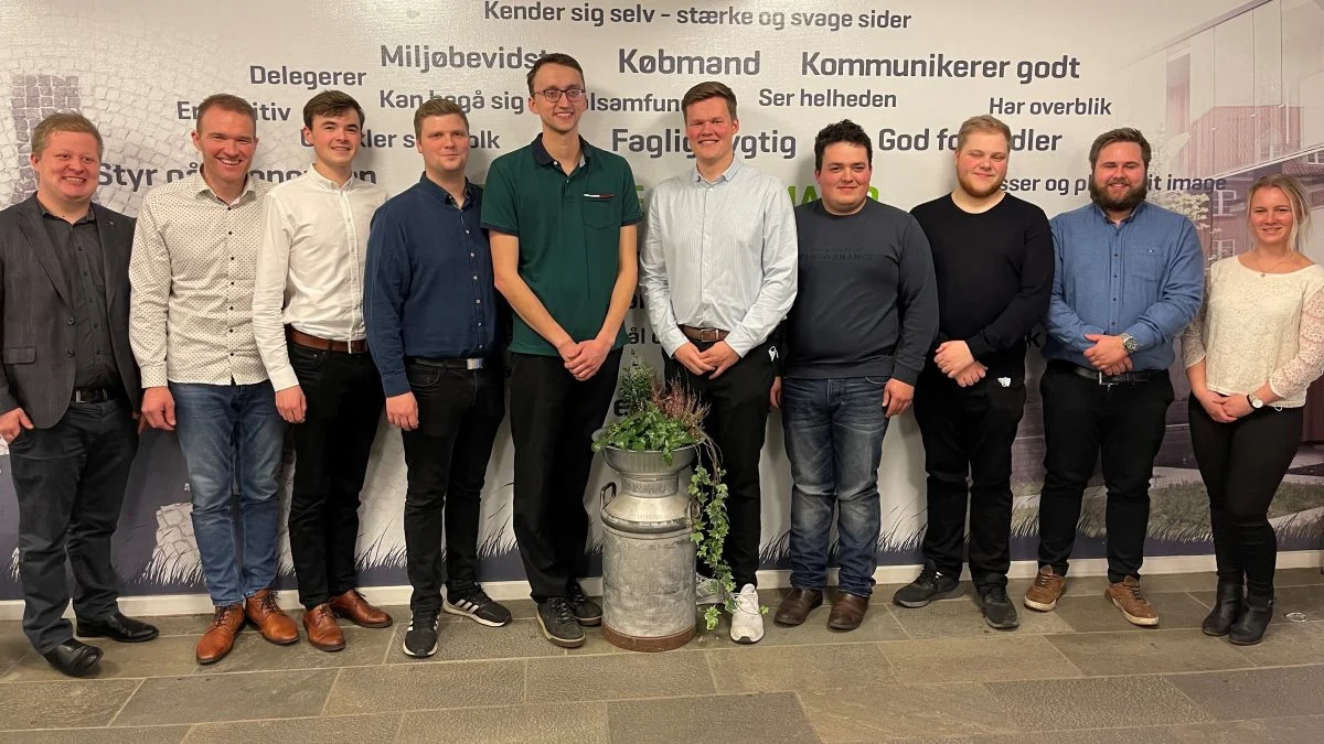 11 agrarøkonomer har dimitteret fra Asmildkloster Landbrugsskole. På billedet ses: Rikke Vemmelund Hedegaard, Haunstrup, Martin Sigvard Døssing, Hinge, Anders Schmidt Winther, Bruunshåb, Michael Bloch Johansen, Tørring, Joachim Hvid, Nr. Rind, Mads Dalgas Christensen, Knudby, Erik Bloch Johansen, Hygum, Niels Jørgen Lundgaard, Bjerringbro, Kris Kristoffersen, Voer, Kristian Corlett Bjerregaard, Stauning, Niels Hvid Greve, Ørsted – Djursland. 
