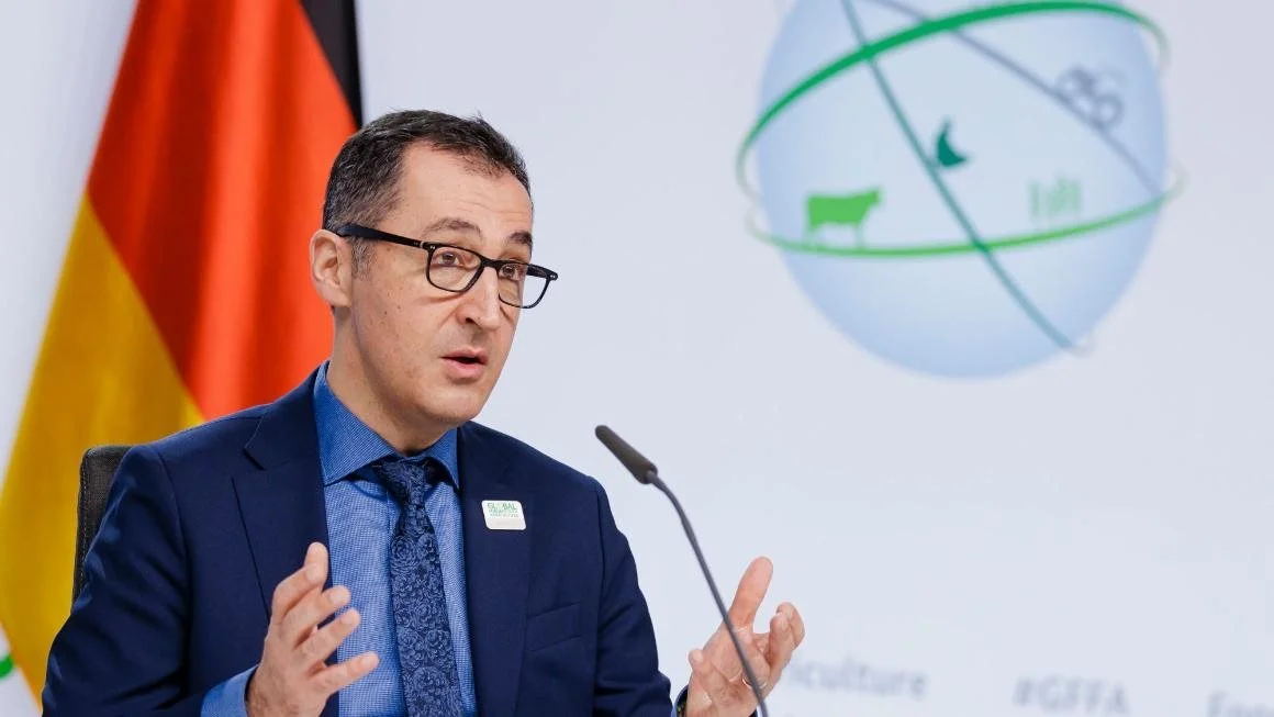 - Vi er nødt til at gå bort fra systemet med fast arealstøtte, siger Tysklands landbrugsminister, Cem Oezdemir. (Foto: Det tyske landbrugsministerium (BMEL)
