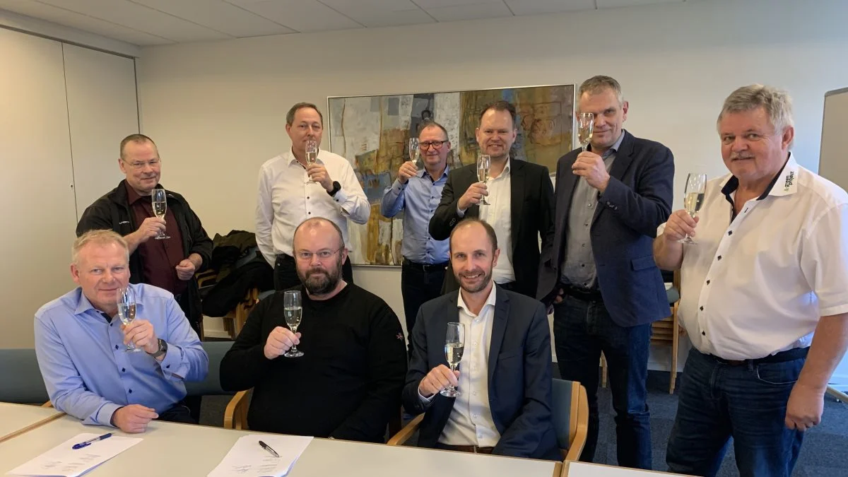 Fra venstre (siddende): Administrerende direktør Henrik Hedegaard, Hornsyld Købmandsgaard, næstformand i Hornsyld Klimavarme Michael Jonasen og økonomidirektør Henrik Holm, Hornsyld Købmandsgaard. Stående fra venstre: Teknisk chef Jens Jensen, Hornsyld Købmandsgaard, driftschef Kaj Adler, Hornsyld Købmandsgaard, direktør Stig Caspersen, & Green Project, Rasmus Ole Hansen, formand for Hornsyld Klimavarme, direktør Jesper Milegaard Jensen, Triple A og projektudvikler Verner Rosendal, & Green Project.