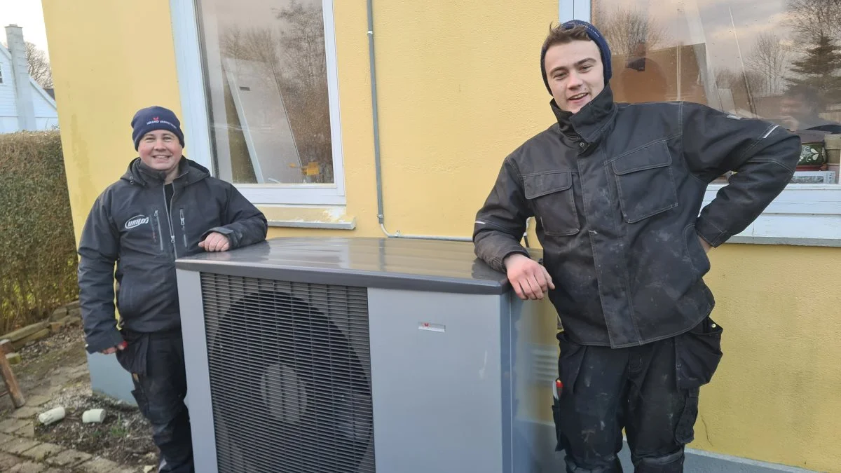 Urhøj-montøren Mads (til højre) har været hos Urhøj i godt syv år.
- Vi var engang nødt til at brække et gulv op, fordi et varmepumpeanlæg skulle være i kælderen, fortæller han om sin mest usædvanlige opgave. Foto: Henning K. Andersen