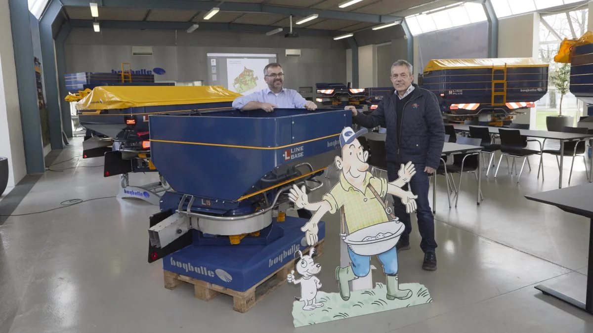 Julius-figuren illustrerer det unikke Bogballe-system med to modsatgående spredeskiver. Søren Bertelsen fra Heden Maskinforretning, som i 50 år har været forhandler af de danskproducerede gødningsspredere, ses i fabrikkens showroom sammen med salgskonsulent Michael Lond.