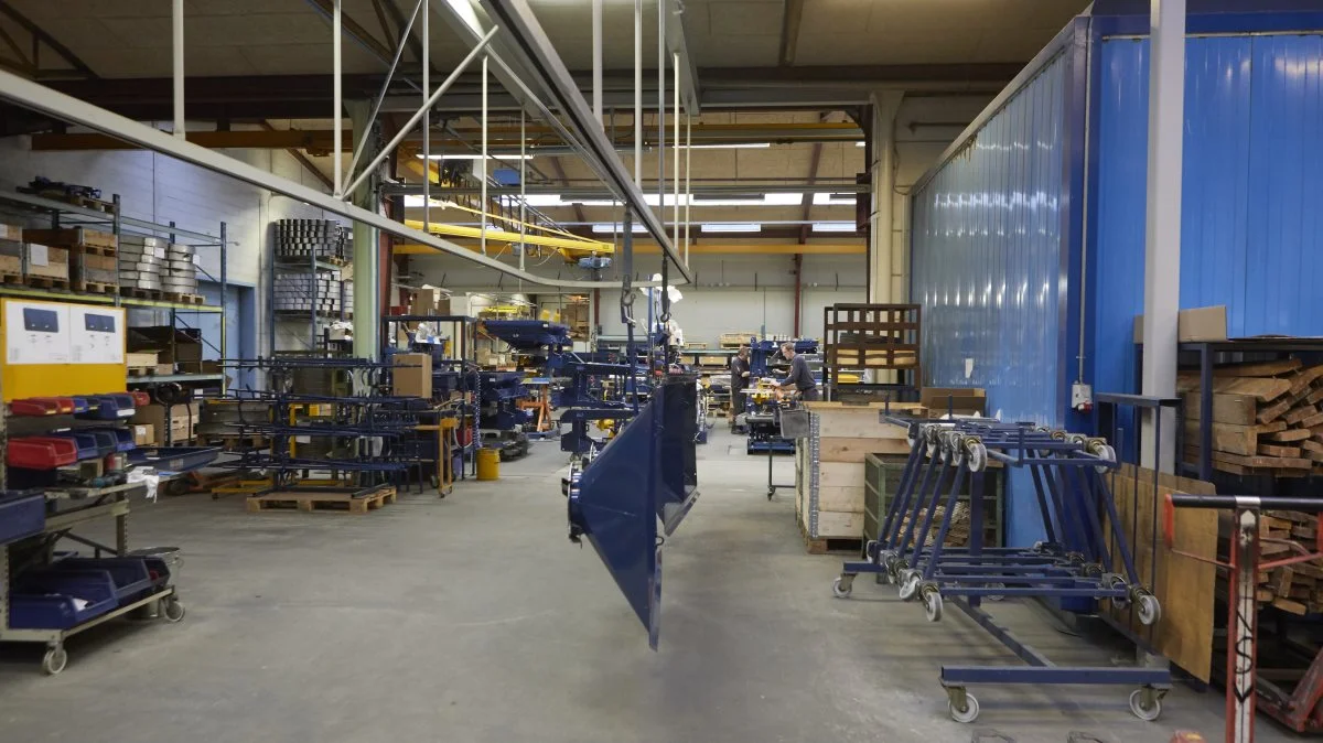 De 55 erfarne medarbejdere på Bogballe-fabrikken har de nyeste fremstillingsprocesser til rådighed ved produktionen af de verdenskendte gødningsspredere. Alle sprederne, som er under produktion (her ved overfladebehandlingen med pulverlak), er solgt til den kommende sæson.
  