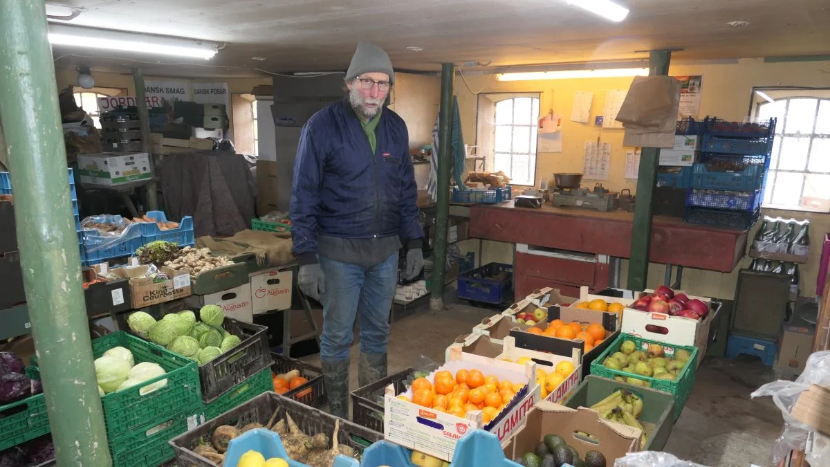 Endrik Maat står selv for salget af alle sine egenproducerede grøntsager til slutbrugerne. For at tilfredsstille kunderne året rundt er det også nødvendigt at videresælge importerede grøntsager i vejboden hos Gartneriet Rødmose. Fotos: Bøje Østerlund