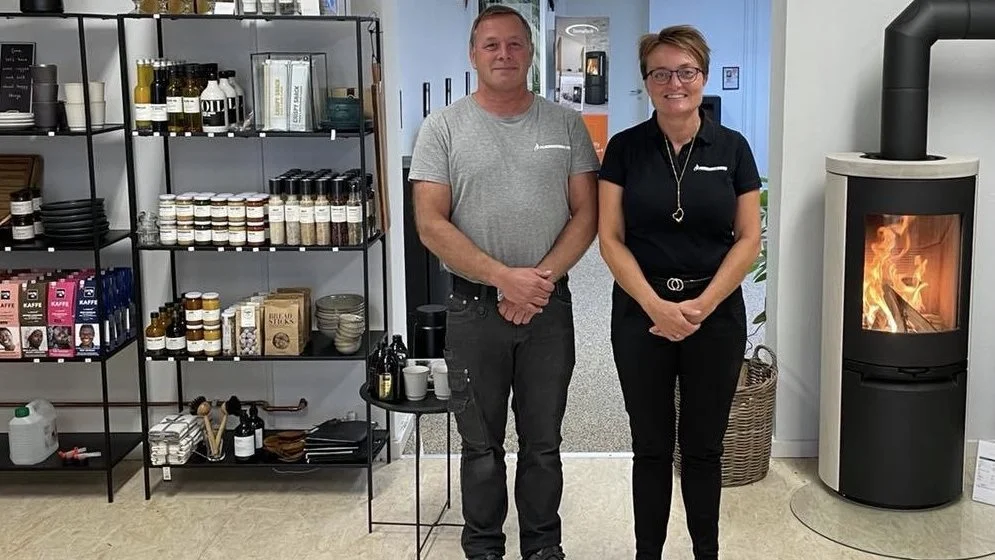 Lisbeth og Jørgen Rasmussen har i halvandet år solgt blandt andet brændeovne  og pillefyr fra butikken i Langeskov. Arkivfoto