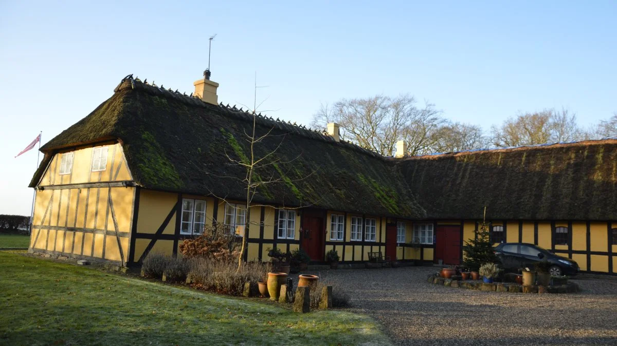 Vejr og vind, mos og fugle betyder, at taget, på dette hus ved Damsbo i Millinge, er ved at have set bedre dage, og derfor er tækkefirmaet, Tækkemanden Per Keis ApS, hidkaldt til opgaven med at lægge nyt tag på stuehus og længer.