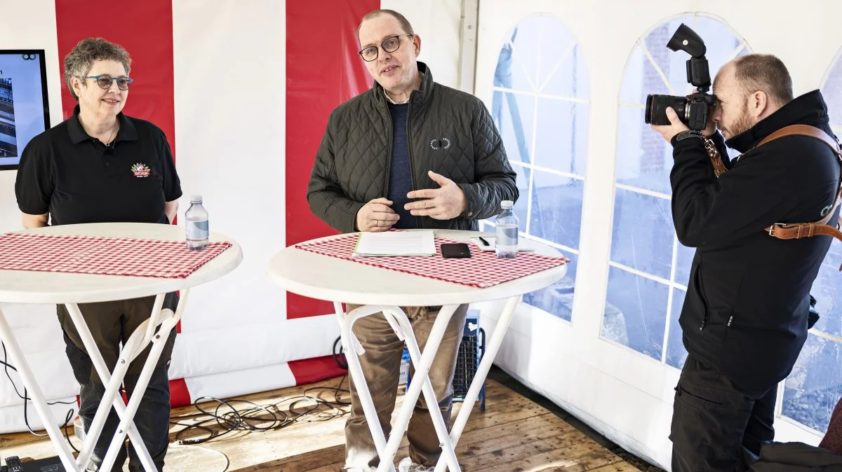 Der var stor mediebevågenhed da Landbrug & Fødevarer startede livestreamingen fra Solveig Nørmarks (t.v.) 32.000 slagtekyllinger. Foto: Landbrug & Fødevarer