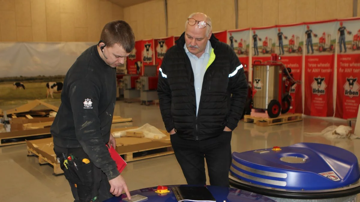 Hos Milcotec forventer Patrick Møller, servicespecialist og Gerth Pedersen, direktør sig meget af de to nye foderskubbere, de har fået i deres sortiment. Og de glæder sig til at få den ene ud at køre på deres eget demonstrationslandbrug ved Aabenraa. Fotos: Line Brusgaard