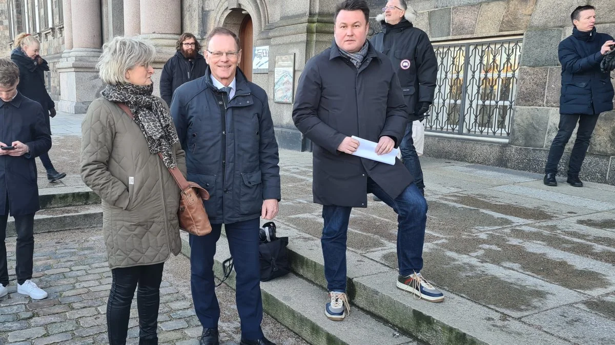 Der var bred politisk opbakning til de demonstrerende på Christiansborg Slotsplads tirsdag, blandt andet fra Erling Bonnesen (V, i midten) og Anders Kronborg (S, til højre. Her ses de sammen med næstformand i Landbo Syd, Ingrid van den Hengel.