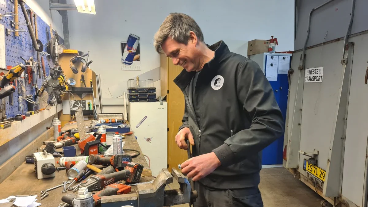 Udover forhandling af trailere har Karsten Jakobsen også reperation af alle slags trailere hos Østergaard Trailercenter. Her er han fanget i værkstedet. Foto: Henning K. Andersen