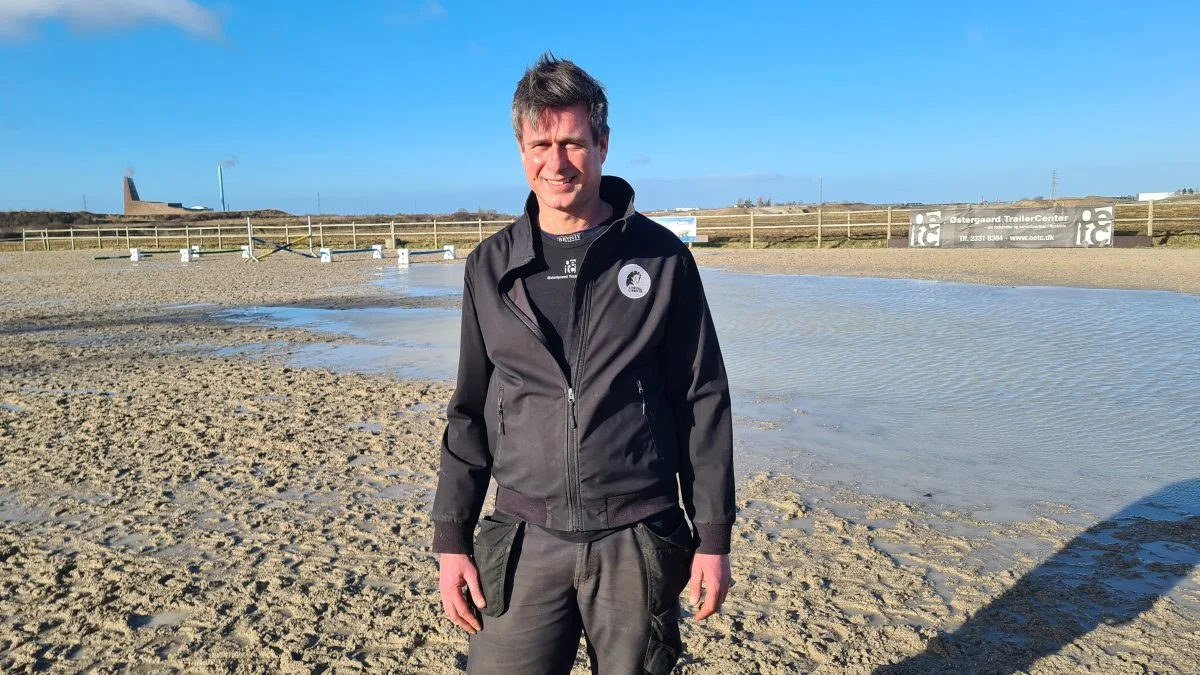 Karsten Jakobsen er selv interesseret i hestesport og har blandt andet denne bane til ridebanespringning. Foto: Henning K. Andersen