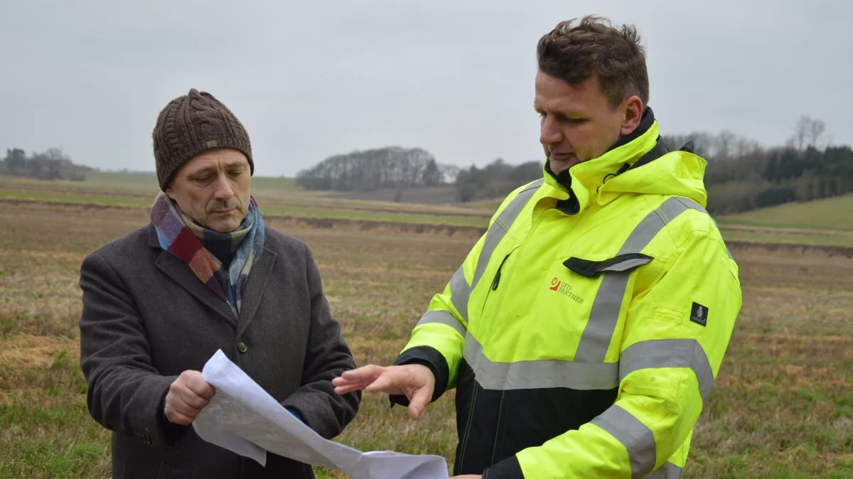 - Der er mange forskelligrettede interesser, der skal tilgodeses i sådanne projekter. Det fortæller landinspektør Ricky Weissenborn (th.), som er projektleder for det 70 hektar store jordfordelingsprojekt ved Ølsted Å, som han er projektleder for. Her ses han i snak med Søren Holst, der er udviklingsdirektør hos Geopartner. Fotos: Camilla Bønløkke