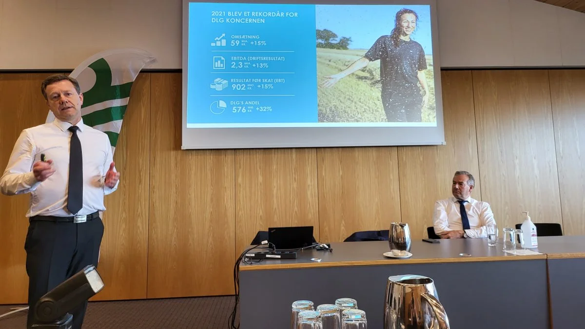 Makkerparret koncernchef Kristian Hundebøll (stående) og formand Niels Dengsø Jensen kunne fremvise imponerende vækst på bund- og toplinje i grovvareselskabet DLG onsdag i Vejle. Foto: Victor Juul Grønbæk