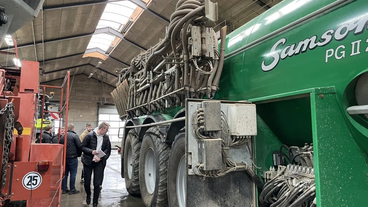En udlånt Samson-gyllevogn dannede basis for undervisningsdagen i gylle for JMF-eleverne på JU Århus.