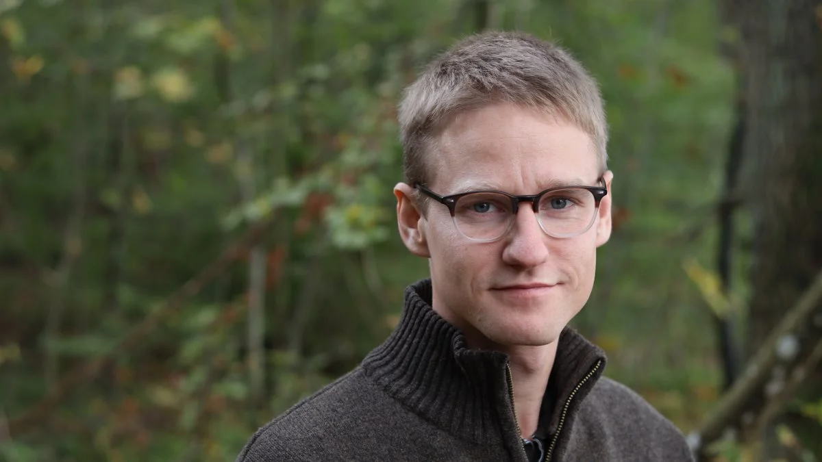 - Der er gode tillæg for certificeret træ, oplyser Skovdyrkernes skovfoged Jens Julius Larsen, som anbefaler skovejere at overveje at få deres skov certificeret. Fotos: Skovdyrkerne