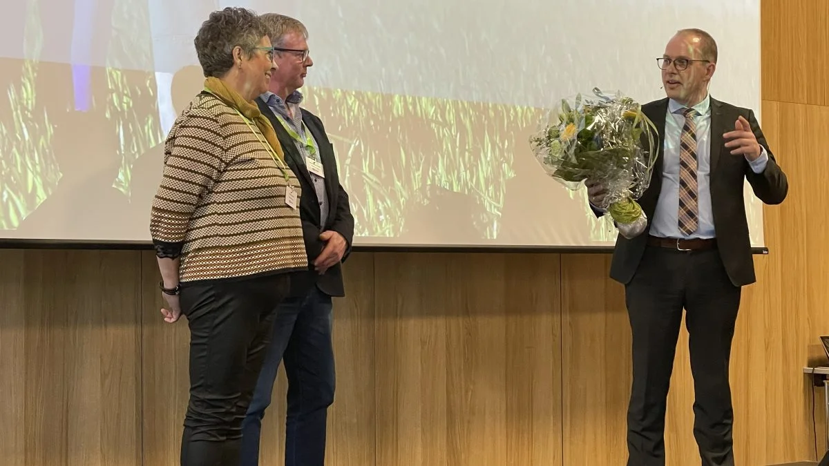 Solveig og Jens Kristian Nørmark, som livestreamer fra deres slagtefjerkræstald, blev hædret ved L&F Fjerkræs årsmøde i Vingsted torsdag.