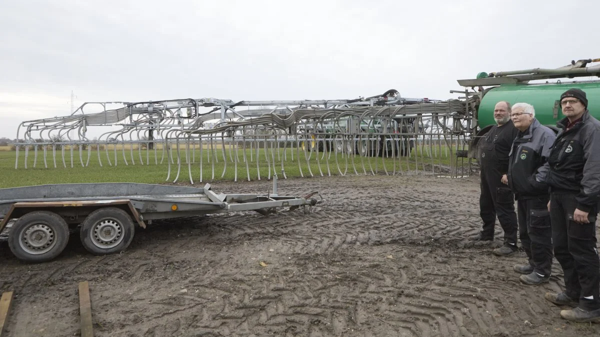 Den nye 36 meter Harsø-bom i baggrunden til sammenligning med den hidtidige 24 meter slæbeslangebom. Til højre Hjadstrup Maskinstations tre indehavere, Leif Jørgensen, faderen Jørgen Jørgensen og Ulrik Maegaard Nielsen. Fotos: Erik Hansen