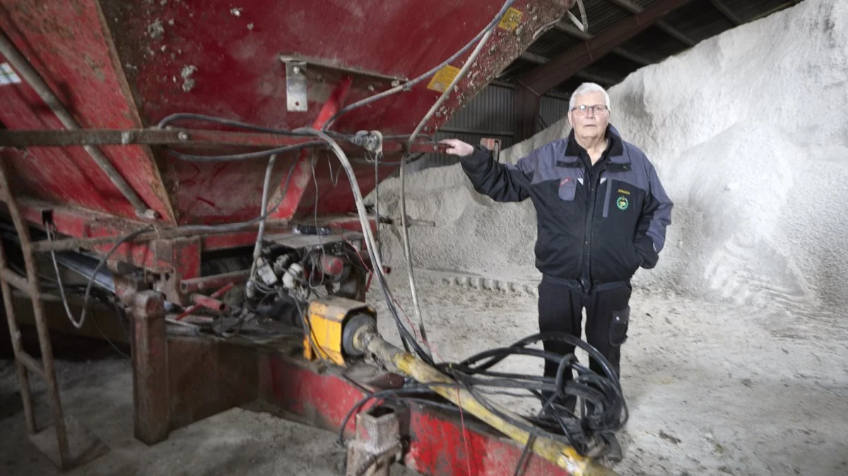 - Kalk er oplagt til præcisionslandbrug, påpeger Jørgen Jørgensen, der i 25 år har tilbudt kunderne gradueret tildeling og siden 1985 haft kalklager for FAF/DLG. Til sommer får denne Bredal-spreder en afløser, en model K165 med to aksler.