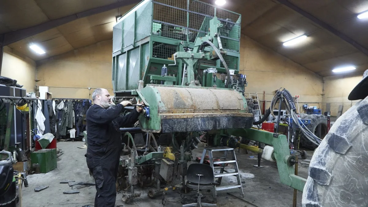 På værkstedet hos Hjadstrup Maskinstation er Leif Jørgensen i gang med en totalrenovering af Thyregod T7 roeoptager, som er indkøbt fra Lolland, og forventes til efteråret at skulle tage omkring 80 hektar nordfynske sukkerroer op.