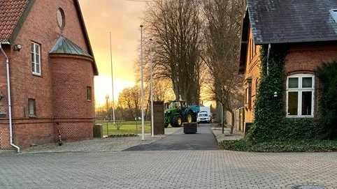 Patriotisk Selskab holdt heldagsmøde om præcisionsjordbrug på Dalum Landbrugsskole. For præcist at kunne vise hvordan teknologien fungerer, var en traktor kørt i stilling udendørs. Foto: Patriotisk Selskab