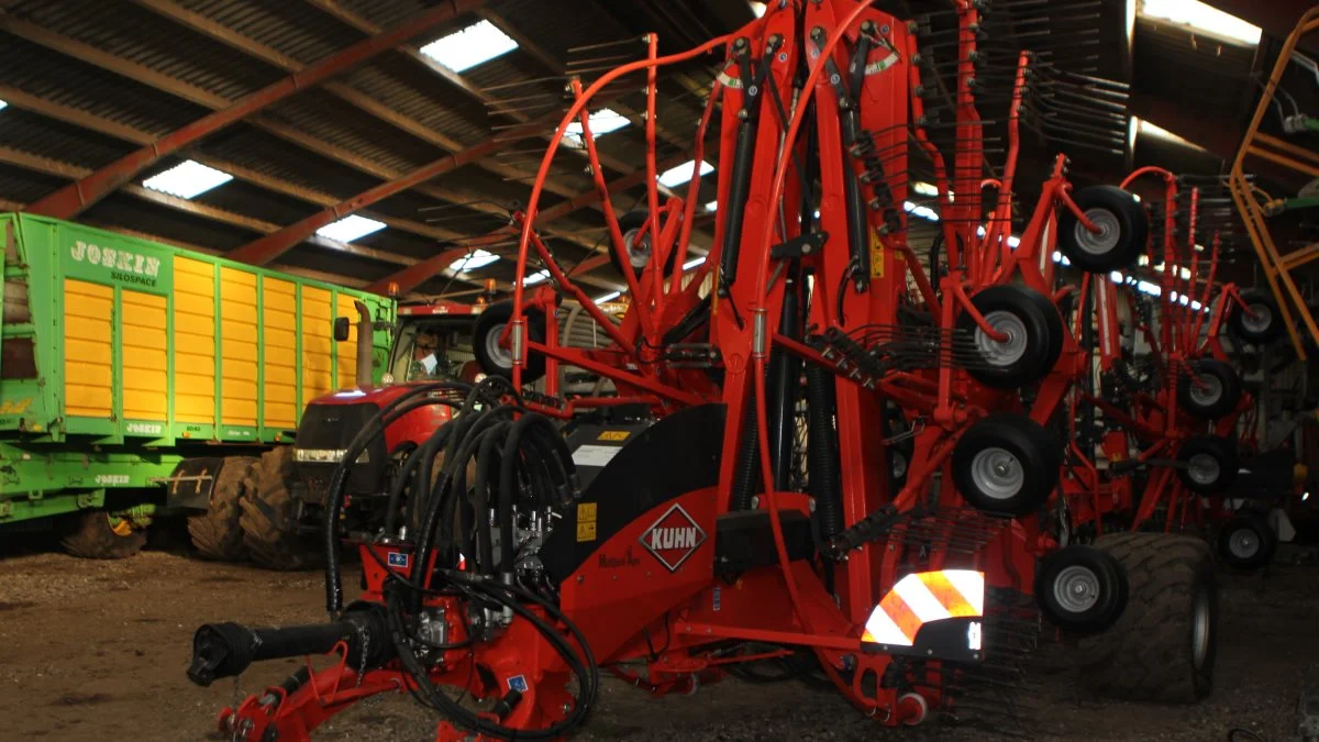 Nyeste investering er en 15 meter Kuhn-rive.