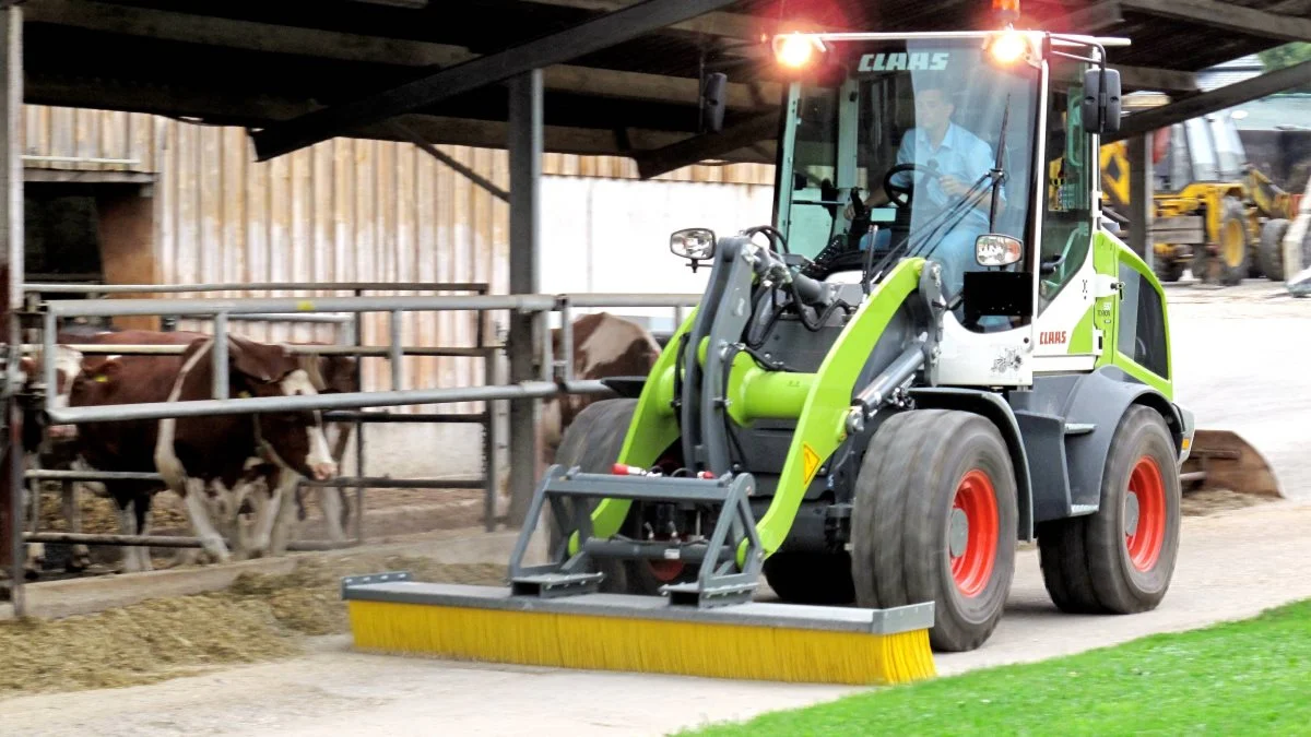 Tre helt nye Claas Torion hjullæssere i Sinus-serien er netop blevet lanceret. Flagskibet i den nye serie er Torion Sinus 956 med en løftekapacitet på 5,5 tons og en løftehøjde på hele 4 meter. Den midterste model Torion Sinus 644 har en løftekapacitet på 4,5 tons og en løftehøjde på 3,8 meter og endelig den mindste model i den nye serie, Torion Sinus 537, løftekapacitet 3,8 tons og løftehøje 3,2 meter. Foto: Per Jørgensen.