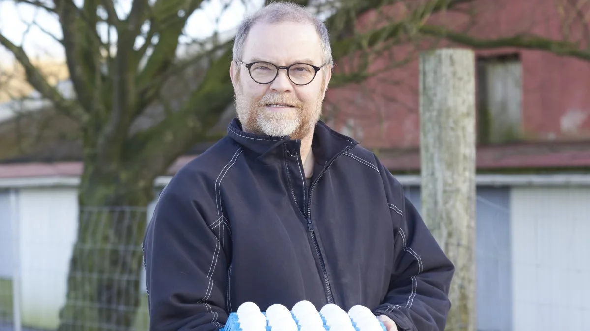 Et besøg i kusinens hønsegård fik Lars Bredahl til at starte op som økologisk ægproducent efter en tilværelse med fuld fart på og et arbejde indenfor strategi og ledelse. Foto: Tenna Bang