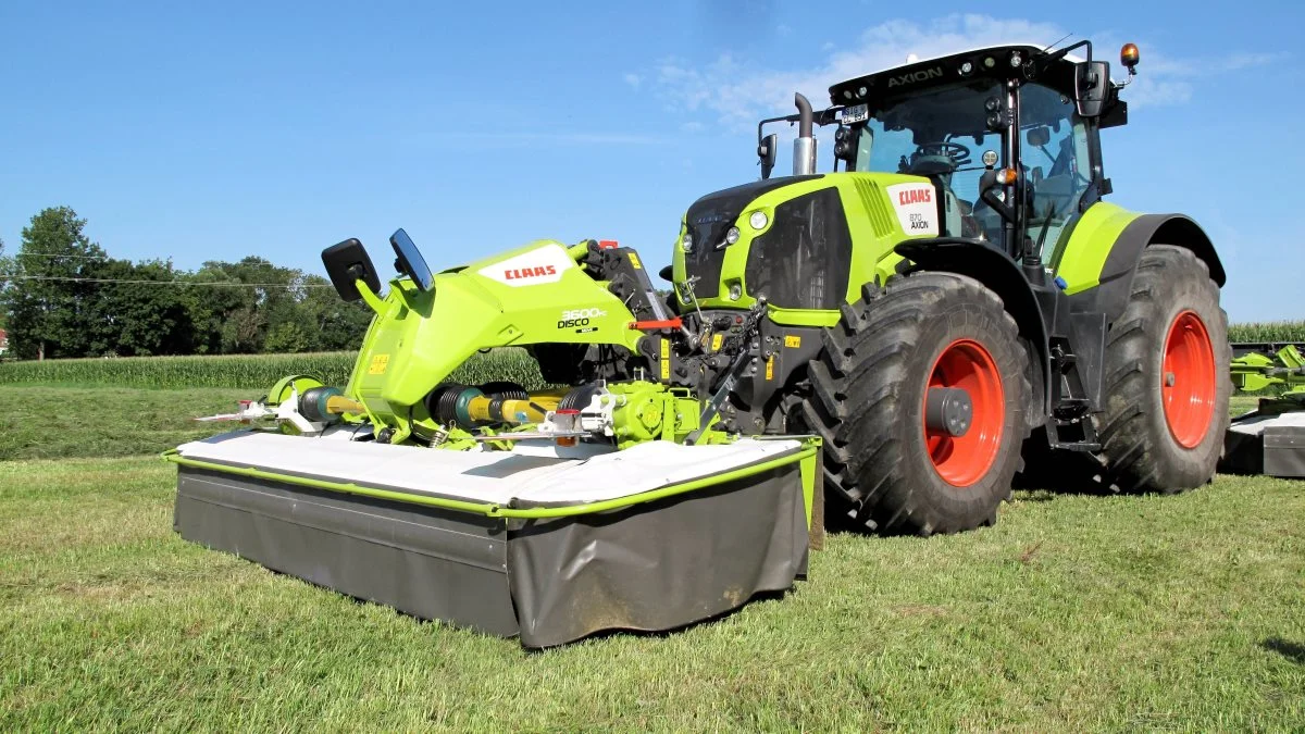 Claas tilføjer seks nye skårlæggere til Disco-serien. I hjertet af de nye Disco Move skårlæggere er det helt nye chassis med integreret kinematek. Chassiset er i stand til at følge jordens konturer helt op til 600 mm og helt ned til 400 mm. Foto: Per Jørgensen.