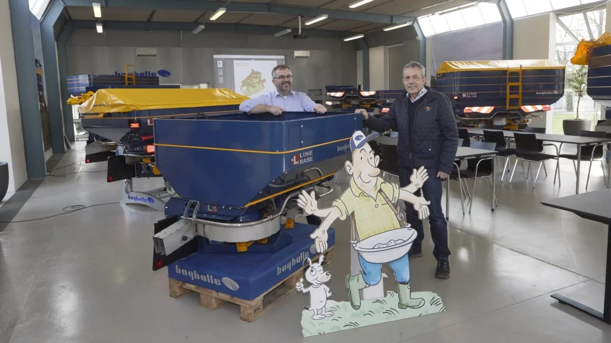 Julius-figuren illustrerer det unikke Bogballe-system med to modsatgående spredeskiver. Søren Bertelsen fra Heden Maskinforretning, som i 50 år har været forhandler af de danskproducerede gødningsspredere, ses i fabrikkens showroom sammen med salgskonsulent Michael Lond.