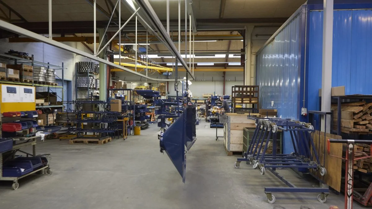De 55 erfarne medarbejdere på Bogballe-fabrikken har de nyeste fremstillingsprocesser til rådighed ved produktionen af de verdenskendte gødningsspredere. Alle sprederne, som er under produktion (her ved overfladebehandlingen med pulverlak), er solgt til den kommende sæson.
  