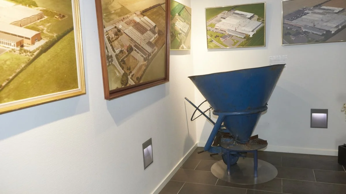 Billeder af fabrikkens udvikling pryder indgangen sammen med de første Bøgballe-modeller.