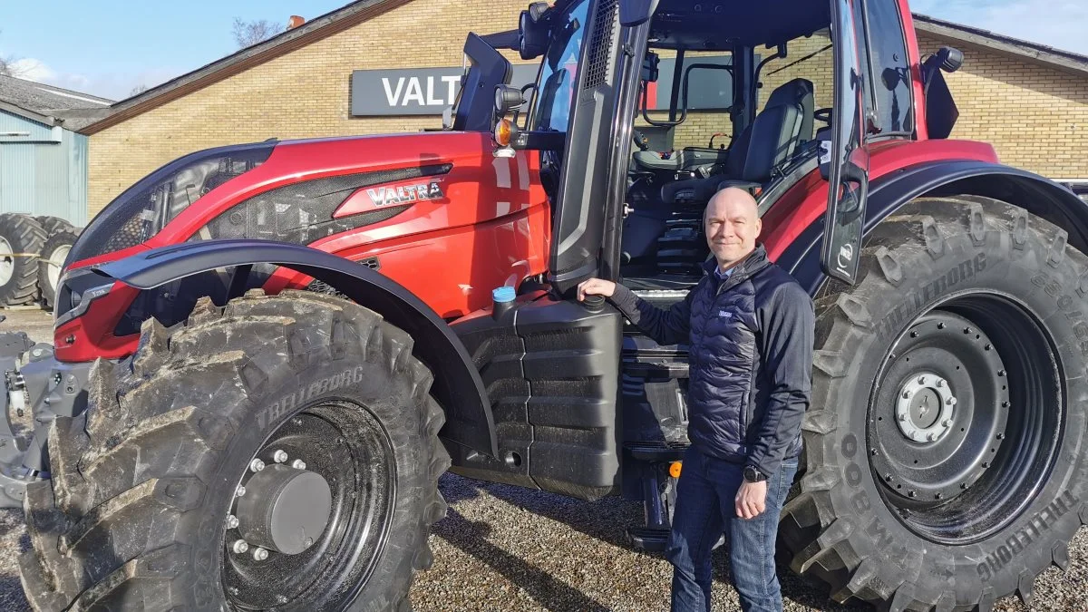 Seges CropManager er nu blevet certificeret til Valtra, og det giver en række fordele i markregistreringerne for Valtra-kunderne. - Vores kunder efterspørger nemme løsninger, der gør præcisionsarbejdet let i marken, fortæller salgs- og produktspecialist hos Valtra, Bent Henneberg, der ses foran en Valtra T235D. Pressefoto